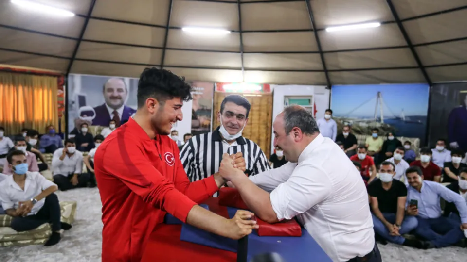 Bakan Varank milli sporcu Ocakoğlu ile bilek güreşi yaptı
