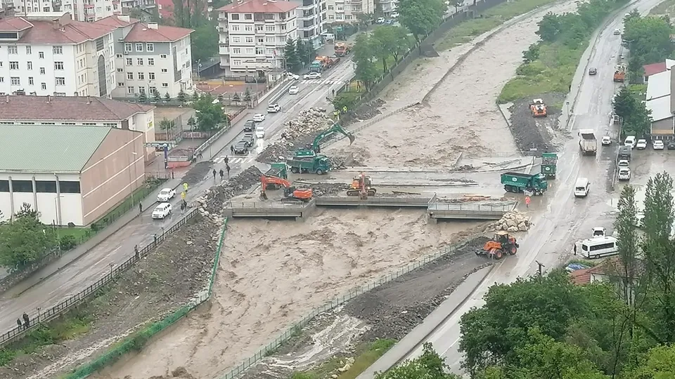 Kastamonu'da kırmızı alarm: Dereler taştı evleri su bastı! İnebolu ilçesi tahliye ediliyor | Bölgede okullar tatil ilan edildi
