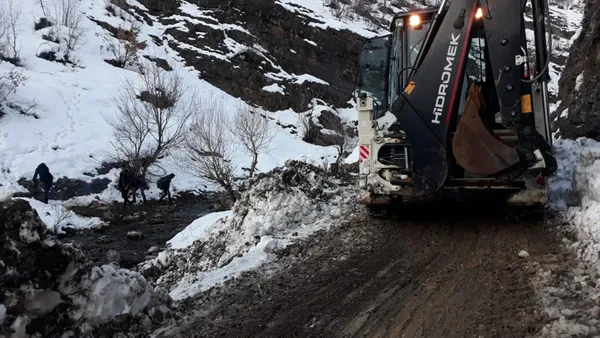 Şırnak’ta kardan kapanan köy yolları ulaşıma açıldı - 2