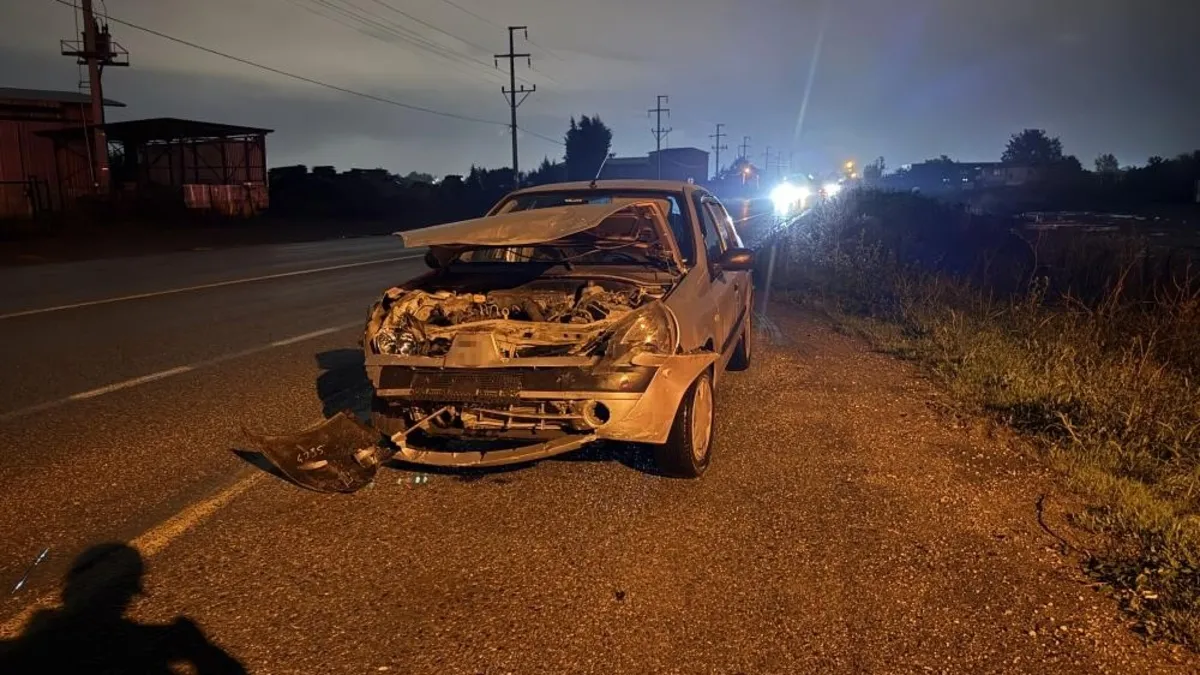 Sakarya'da iki otomobil çarpıştı: 3 yaralı
