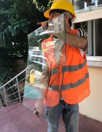 Kadıköy'de facianın eşiğinden dönüldü! İnşaat iskelesi anaokulu bahçesine düştü - 4