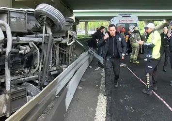 Sivil polisleri taşıyan minibüs devrildi!