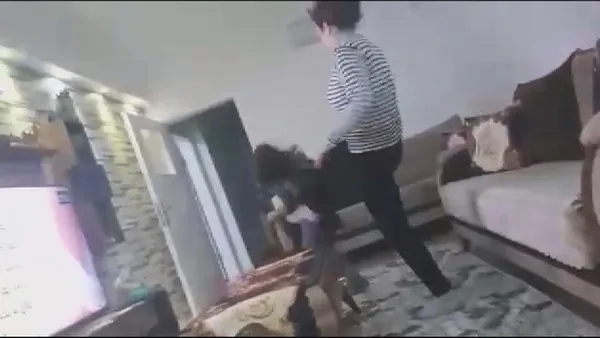 arnavutkoyde-cani-anne-kamerada-cocuklarini-dovdugu-ani-esi-kayda-alip-sikayetci-oldu-1658994246881.jpg Arnavutköy’de cani anne kamerada! Çocuklarını dövdüğü anı eşi kayda alıp şikayetçi oldu - 2