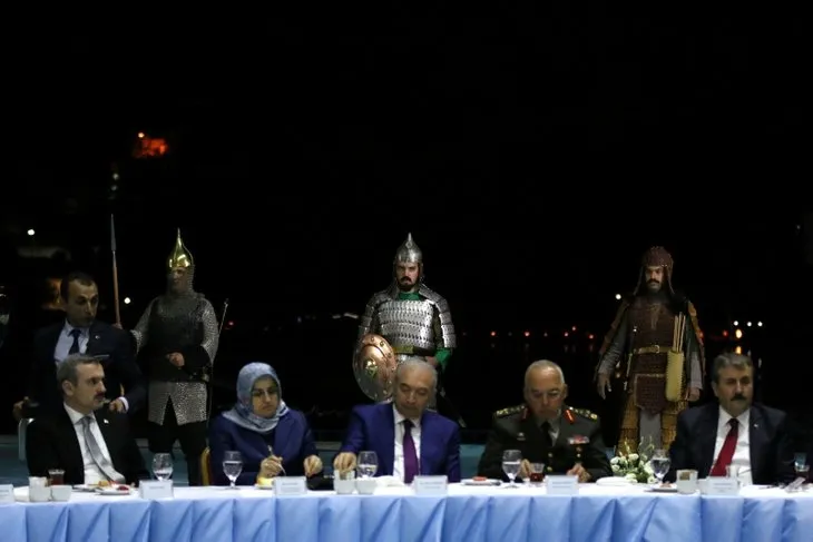İstanbul´un fethinin 565. yıldönümü görkemli bir törenle kutlandı
