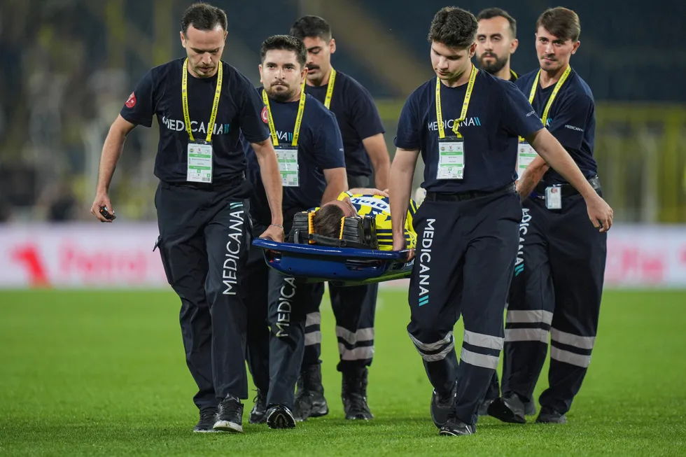 fenerbahcede-yurekler-agza-geldi-kerem-akturkoglu-sedyeyle-cikti-1787430705779.jpg Fenerbahçe'de yürekler ağza geldi! Kerem Aktürkoğlu sedyeyle çıktı - 2