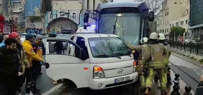 Karaköy’de tramvay ile kamyonet çarpıştı! Seferler aksadı