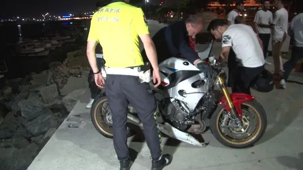 fatihte-motosiklet-kayaliklara-uctu-olmek-uzere-1654120283988.jpg Fatih’te motosiklet kayalıklara uçtu! ‘Ölmek üzere’ - 3