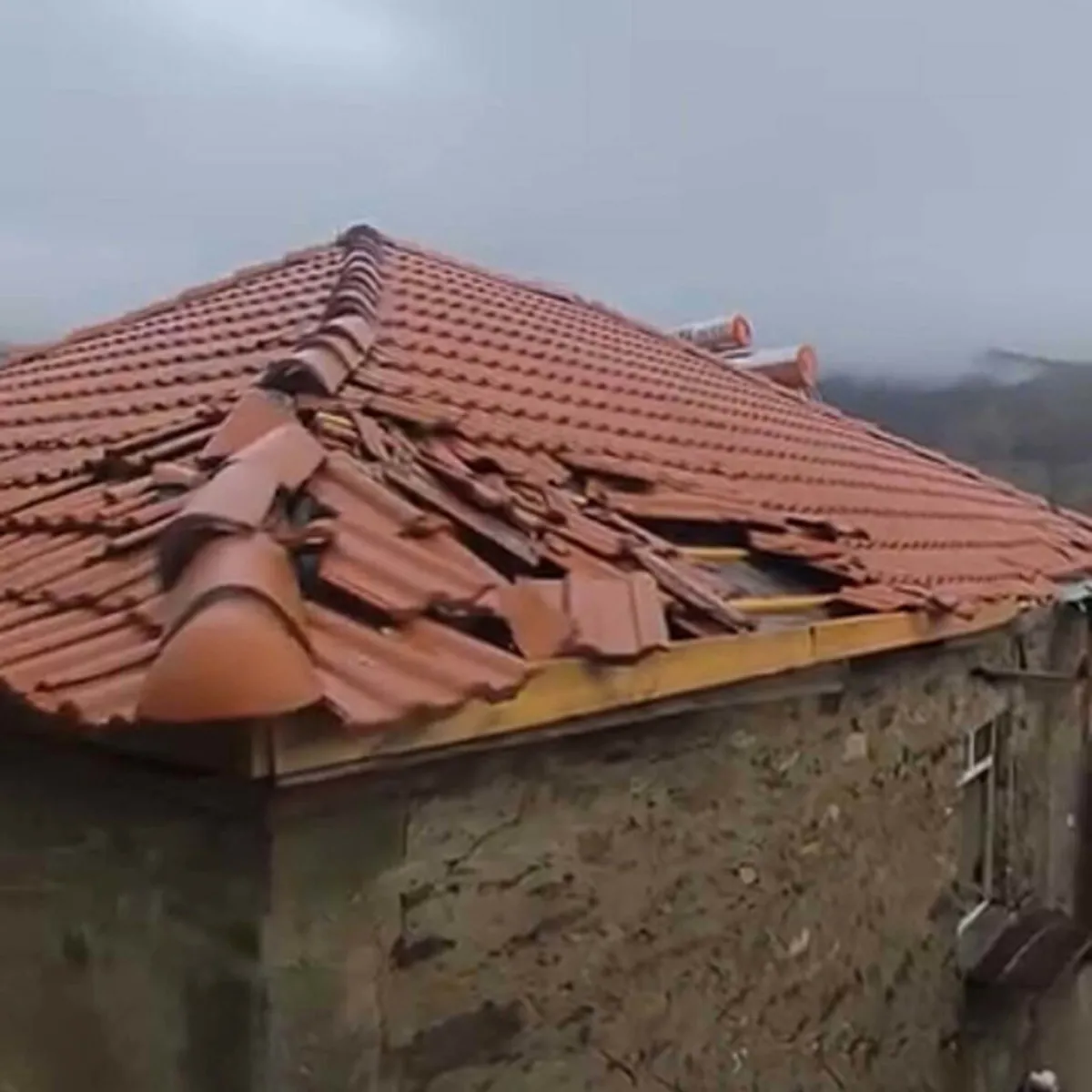 Aydın'ı fırtına vurdu: Bir evin çatısı uçtu