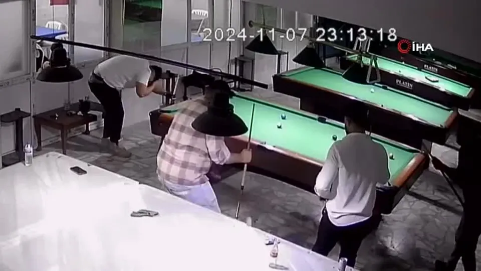 Kafasına bilardo topu gelen genç yere yığıldı! Arkadaşları kahkahaya boğuldu
