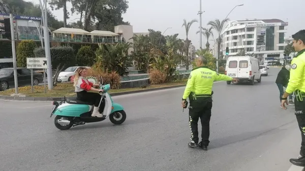 antalyada-polislere-kasksiz-yakalanan-genc-kizdan-ilginc-savunma-motosikleti-yeni-aldim-kaska-param-yetmedi-1649241616727.jpg Antalya’da polislere kasksız yakalanan genç kızdan ilginç savunma: Motosikleti yeni aldım, kaska param yetmedi - 3