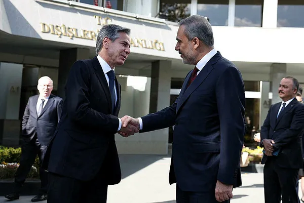 Bakan Hakan Fidan kendisine sarılmak isteyen Blinken’e neden izin vermedi? Detaylar ortaya çıktı