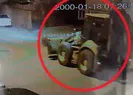 Cami önündeki tarihi eseri kepçeyle çaldılar!