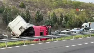 Kolonya yüklü tır otoyolda devrildi!