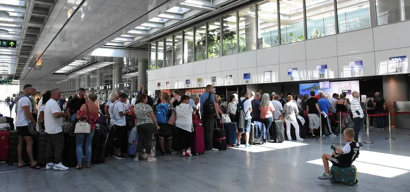 Mağdur olan İngiliz turistler ülkesine dönerken Sözcü yine bir skandala imza attı