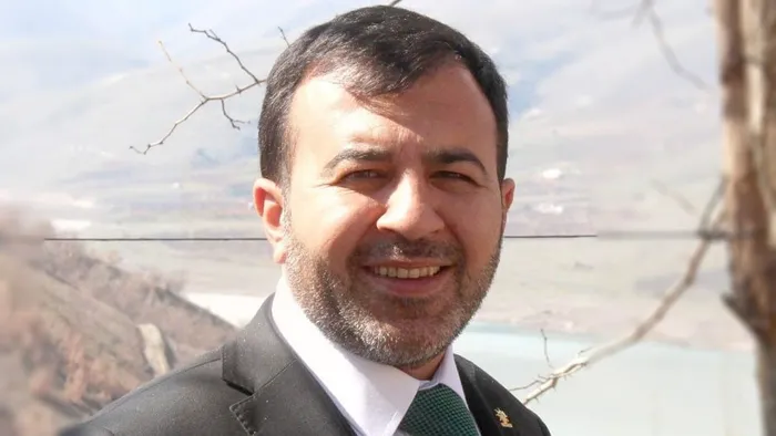 malatyada-23-nisan-kutlamalarinda-ogrenciye-tekme-atan-supheli-yakalandi-1714070985509.jpg Malatya'da 23 Nisan kutlamalarında öğrenciye tekme atan şüpheli yakalandı - 4