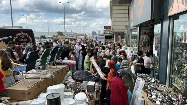 1630922304906.jpg 50 liralık halı izdihamı: Birbirlerini ezip geçtiler - 2
