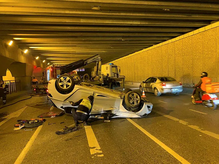 Zeytinburnu'nda otomobil alt geçitte takla attı! Kaza sonrası aracı bırakıp kaçtılar - 3