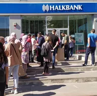 Sosyal konut başvuruları başladı! Bankalar önünde uzun kuyruklar oluştu