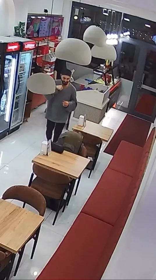 bedava-durum-icin-sakalini-yoldu-elazigda-pes-dedirten-kil-oyunu-i-o-anlar-kamerada-1770909164357.jpg FOTOĞRAF: DHA