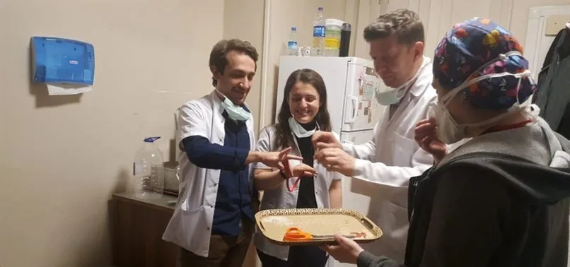 Korona Mesaisi Yapan Doktor Cift Acil Serviste Nisanlandi