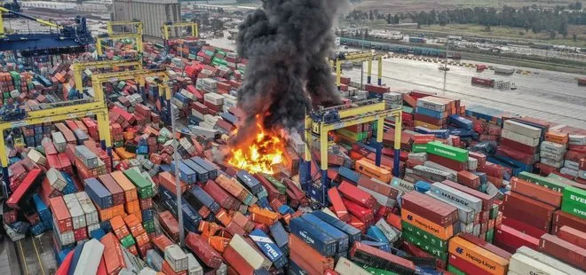 Depremin ardından İskenderun Limanı’nda yangın çıktı