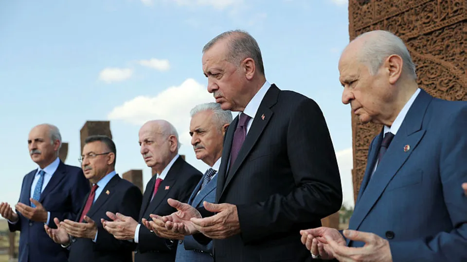 Başkan Erdoğan Ahlat'ta Selçuklu Meydan Mezarlığı'nı ziyaret etti
