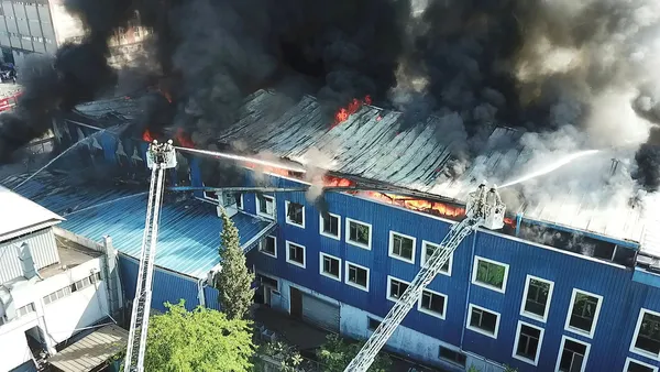 son-dakika-arnavutkoyde-fabrikada-yangin-cok-sayida-ekip-sevk-edildi-1652769850399.jpg Son dakika: Arnavutköy'de fabrika'da yangın! Çok sayıda ekip sevk edildi - 2