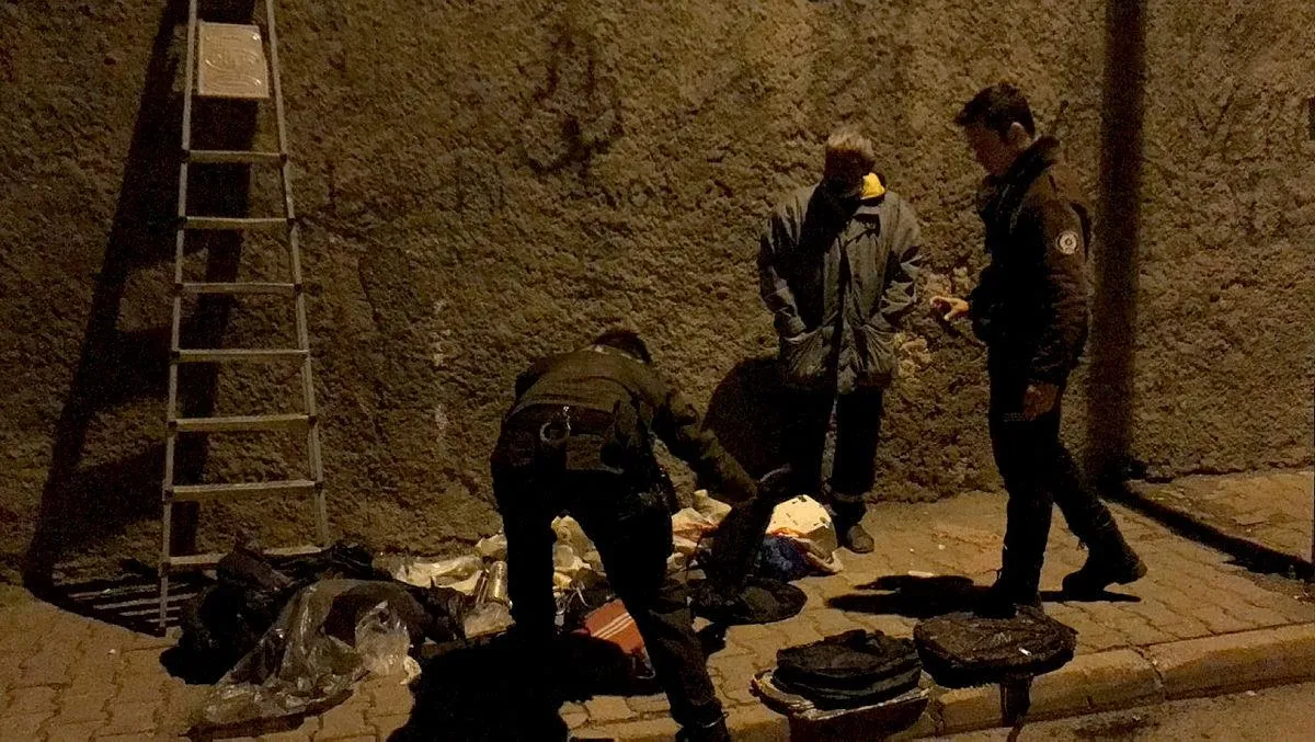 Bekçilere 'boyacıyım' dedi hırsız çıktı