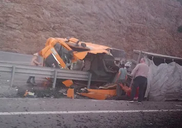 Antalya'da TIR refüje devrildi: 2 ölü