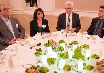 Almanya'da skandal iftar! Şarap verdiler