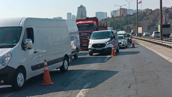 Son dakika: TEM’de TIR kazası! Trafik yoğunluğu yaşanıyor