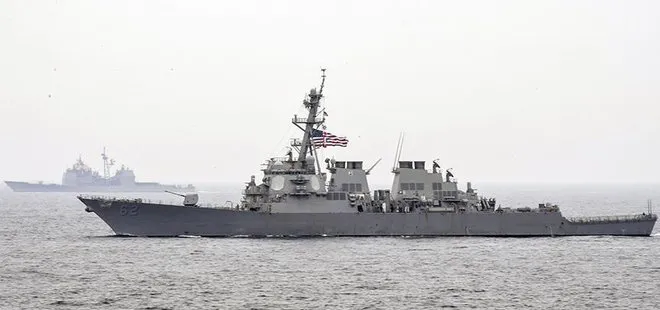 ABD destroyeri ile yük gemisi çarpıştı