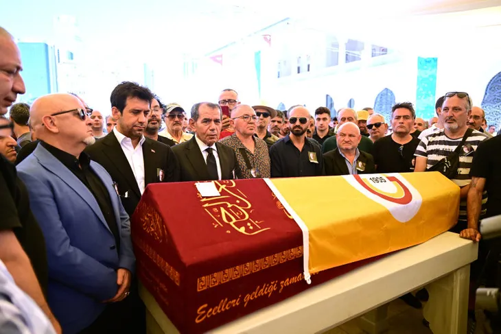 Aydemir Akbaş son yolculuğuna uğurlandı! İbrahim Tatlıses, Şafak Sezer, Mehmet Ali Erbil cenaze törenine katıldı