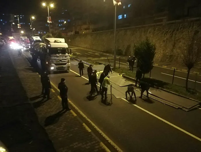 Son dakika: Zonguldak'ta korkutan kaza! TIR'ın dorsesindeki saclar yola savruldu - 4