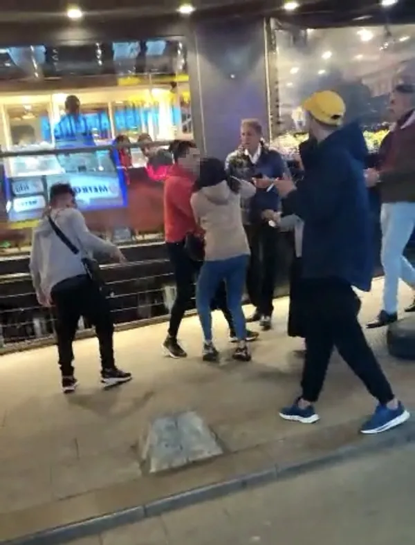 1670829766731.jpg İstanbul'da aynı yerde iki grubun kavgası kamerada! Tekme ve yumruklar havada uçuştu - 4