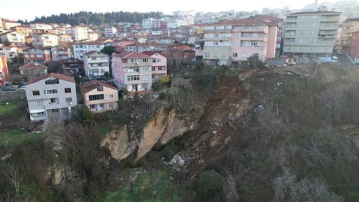uskudarda-toprak-kaymasi-nedeniyle-2-bina-tahliye-edildi-1739517352103.jpeg Üsküdar'da toprak kaymasının yaşandığı binalar tahliye edildi (DHA)