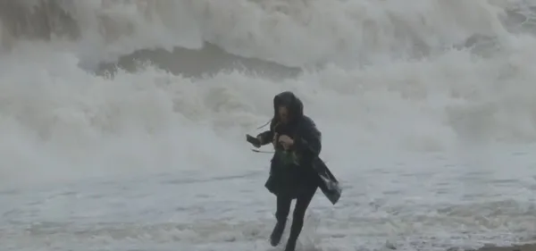 Antalya'dan şoke eden görüntüler! Dev dalgalara aldırış etmeden fotoğraf çekinmeye geldiler - 1