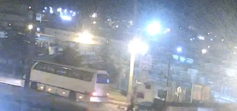 Camından fırladığı tırın altında kaldı