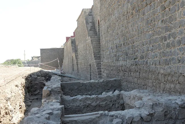 UNESCO Dünya Mirası Listesi'nde yer alan Diyarbakır'ın 5 bin yıllık surlarının sırrı araştırılıyor - 1