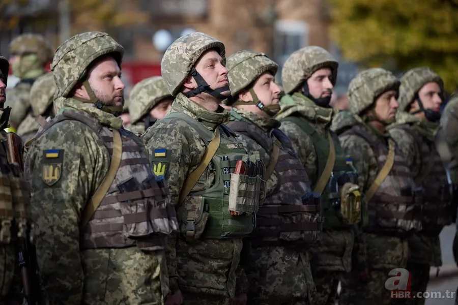 Ukrayna Devlet Başkanı Zelenskiy Herson'u ziyaret etti! Askerlerle buluştu 6