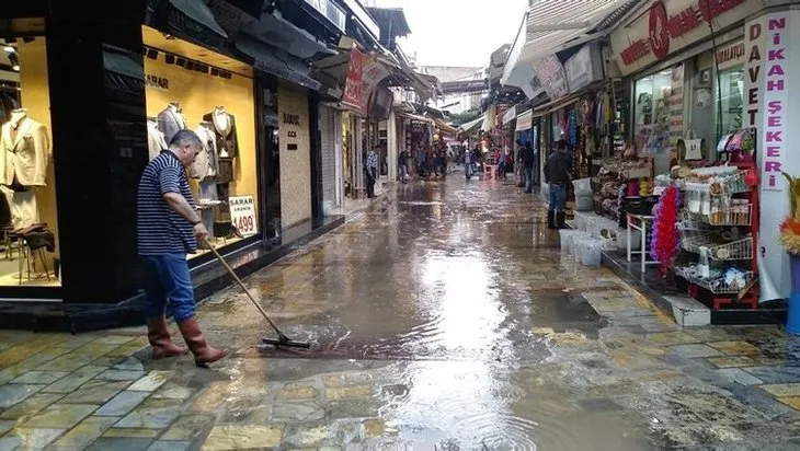 İzmir’de yeni normalin ilk gününde dükkanları su bastı! Vatandaş çileden çıktı