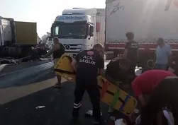 Adana'da emniyet şeridinde duran tıra arkadan başka bir tır çarptı: Araçlarda sıkışan 2 şoför yaralı!