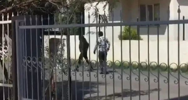 kadin-erkegi-yere-yatirip-darp-etti-o-anlar-saniye-saniye-kaydedildi-1617516332380.jpg Kadın erkeği yere yatırıp darp etti! O anlar saniye saniye kaydedildi - 3