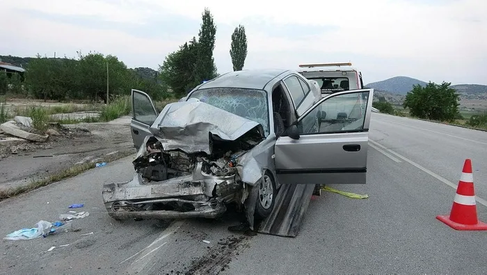 burdurda-katliam-gibi-kaza-iki-otomobil-kafa-kafaya-carpisti-cok-sayida-olu-ve-yaralilar-var-1721859955178.jpeg İki otomobil kafa kafaya çarpıştı: Çok sayıda ölü ve yaralılar var