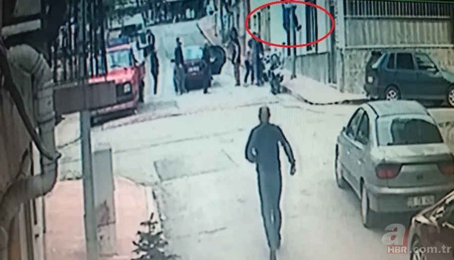 Pencereden düşen ikizlerden biri ağır yaralanırken, diğerini ise direğe tırmanan kurye kurtardı 2