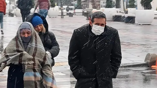 Sıcaklık 10 derece düştü! Kar İstanbul'a giriş yaptı! Meteoroloji alarm verdi: 16 il için sarı kod | Bugün (9 Ocak) hava nasıl olacak? - 6