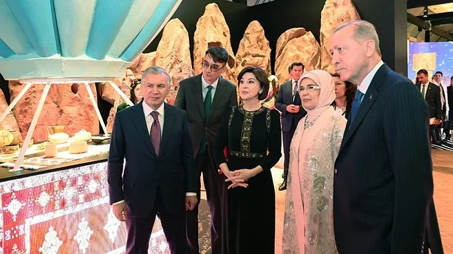 Başkan Erdoğan Özbekistanlı mevkidaşı Mirziyoyev ile horon ekibini izledi!