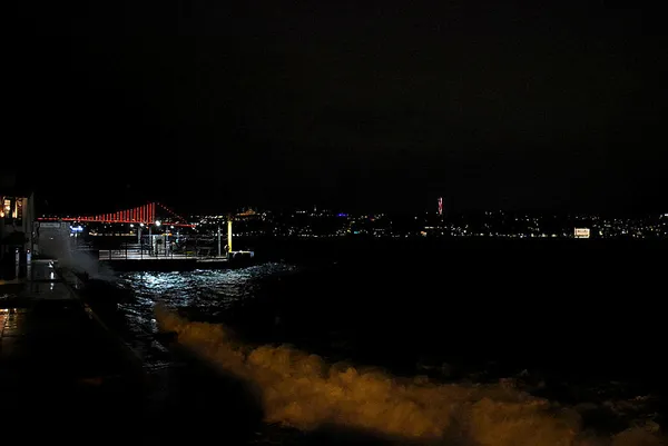 1701206198711.jpg İstanbul'da fırtına hayatı olumsuz etkiliyor! Deniz suları taştı... - 2