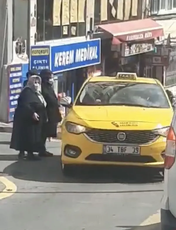 fatihte-insanlik-olmus-dedirten-olay-yasli-kadin-taksiye-binmek-icin-yalvardi-1647951617977.jpg Fatih’te ‘insanlık ölmüş’ dedirten olay! Yaşlı kadın taksiye binmek için yalvardı - 2