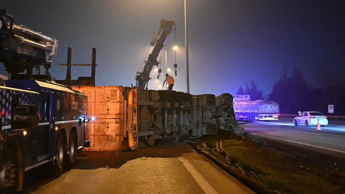 Tuzla TEM Otoyolu'nda kaza! TIR devrilmesi nedeniyle trafik kilitlendi
